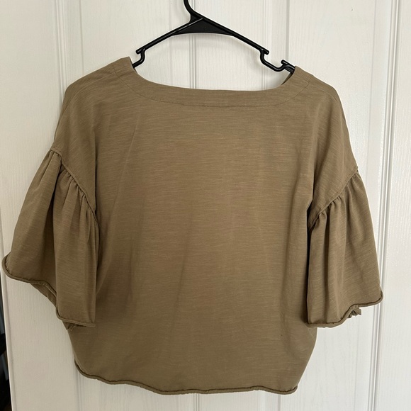 Green short sleeve top with ruffle puff sleeves and button down - Picture 2 of 3